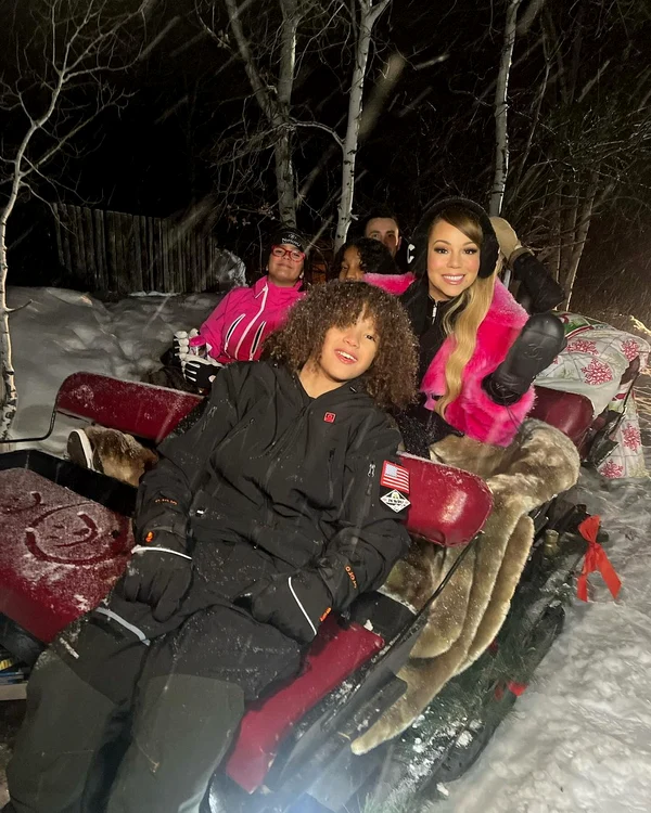 Mariah, Monroe și Moroccan s-au plimbat cu sania (Foto: Instagram)