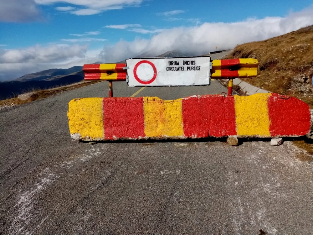 Circulaţia pe sectorul închis de pe Transalpina s-ar putea relua chiar din această lună      Foto: CNAIR