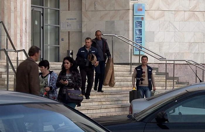 Poliţiştii au ridicat probe din sediul Băncii FOTO Laurenţiu Ionescu