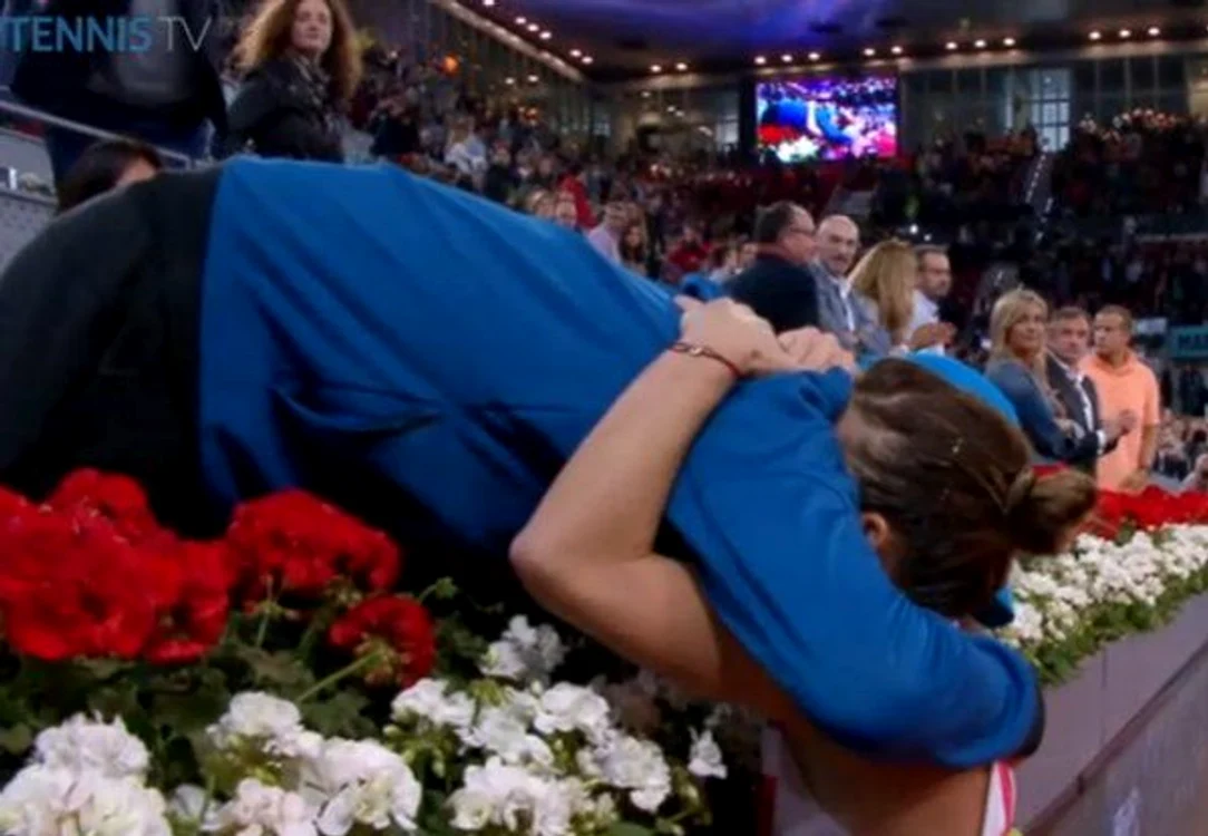 
    Simona Halep i-a multumit antrenorului Darren Cahill la MadridFoto: Doartenis.ro  