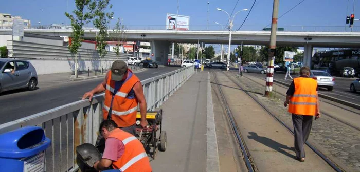 Angajaţii RATB au reparat gardul de pe refugiul din Pipera al tramvaiului 5 FOTO Ionuţ Ungureanu