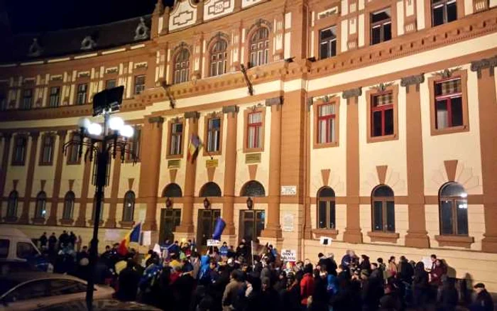 Peste 500 de braşoveni au venit să protesteze la Prefectură. FOTOSimona Suciu