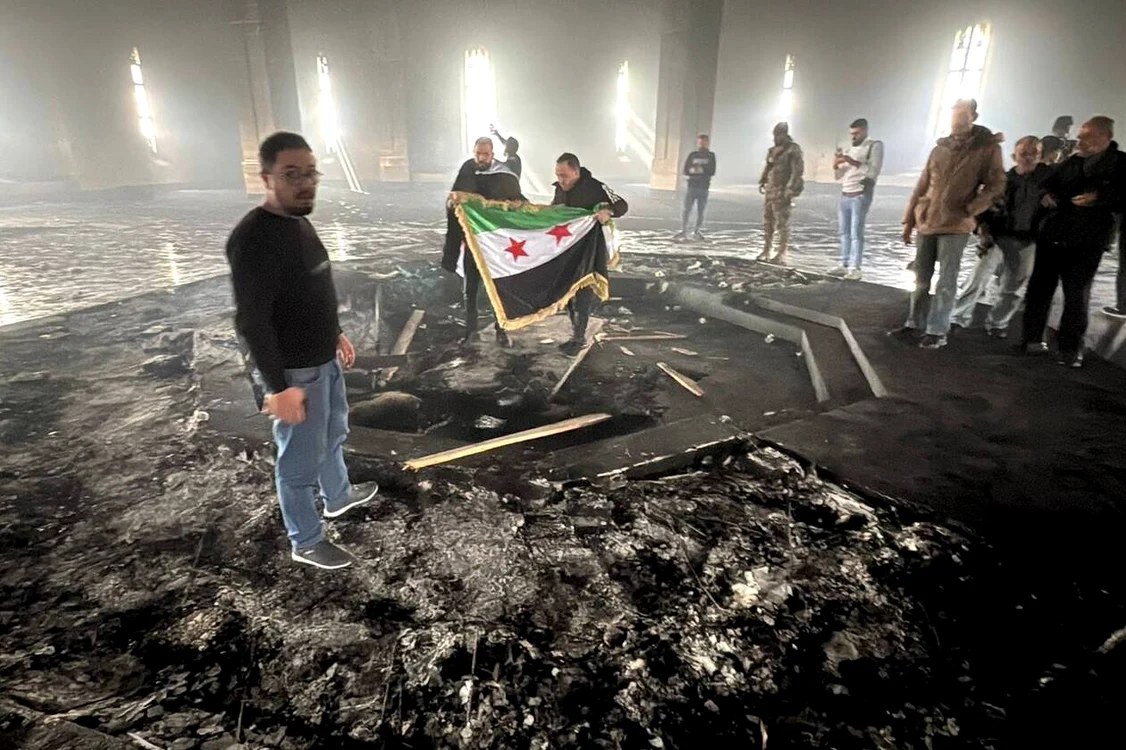 mormant incendiat Hafez al Assad/ FOTO: AFP