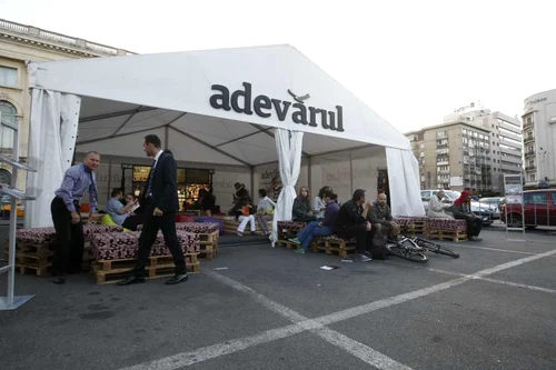 Cortul Adevarul din Piata Festivalului FOTO David Muntean