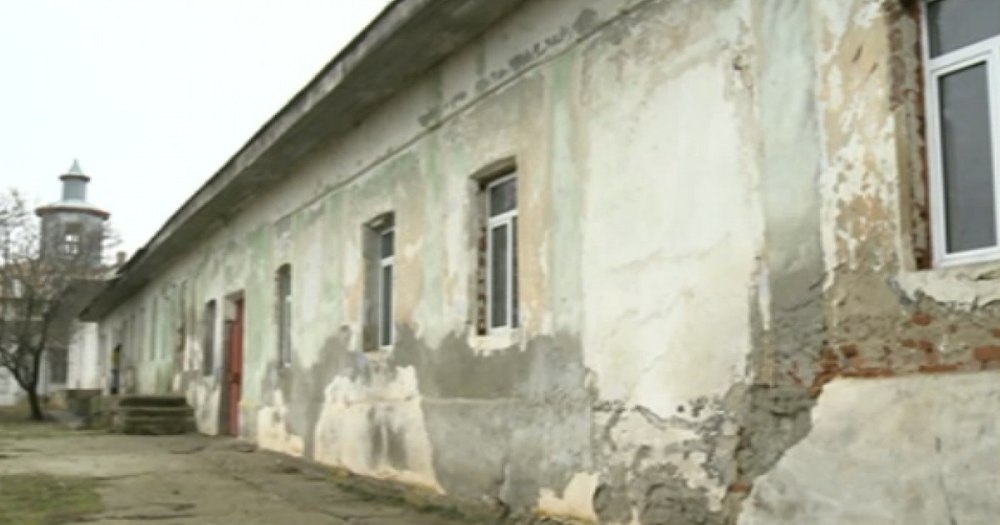 Cum a fost sluțit cu termopane și o toaletă în curte conacul boierului căruia țăranii nu i-au primit sicriul în cimitir