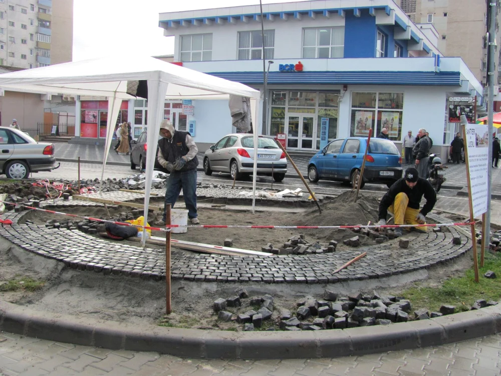 Muncitorii lucrează la amenajarea zonei