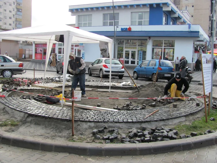 Muncitorii lucrează la amenajarea zonei
