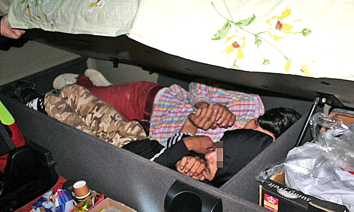 Sirienii au fost  găsiţi în patul  de sub scaunul  şoferului