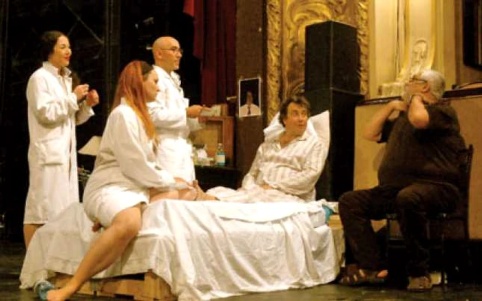 „Regele moare“, în regia lui Silviu Purcărete, coproducţie Les Arts et Mouvants (Paris), va fi reprezentat la 6 şi 7 noiembrie, la sala Izvor a Teatrului Bulandra