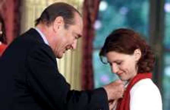 Roxana Mărăcineanu, decorată de fostul preşedinte al Franţei, Jacques Chirac