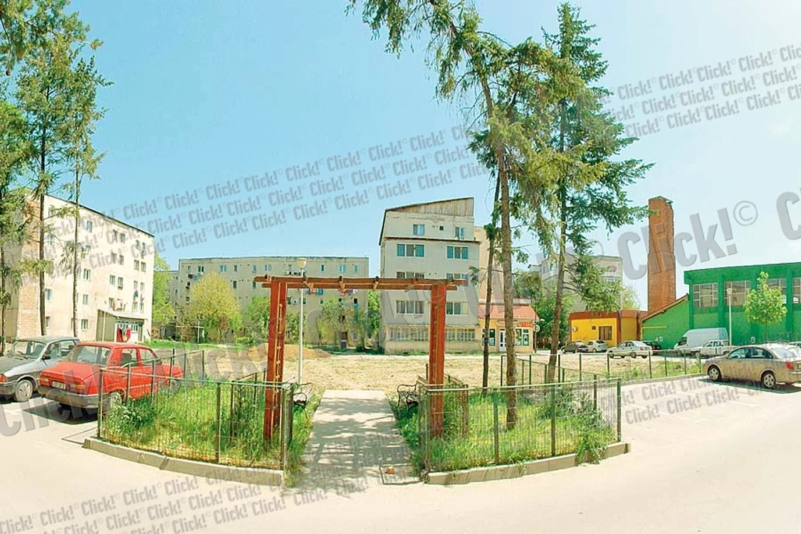 Clădirea cu locuinţe  sociale devenise un  focar de infecţie după ce  fusese “invadată” de rromi (FOTOGRAFII: Mugurel Manea)