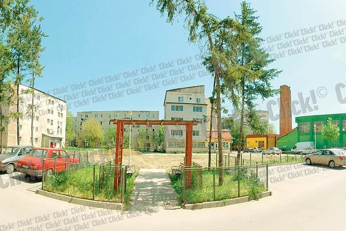 Clădirea cu locuinţe  sociale devenise un  focar de infecţie după ce  fusese “invadată” de rromi (FOTOGRAFII: Mugurel Manea)