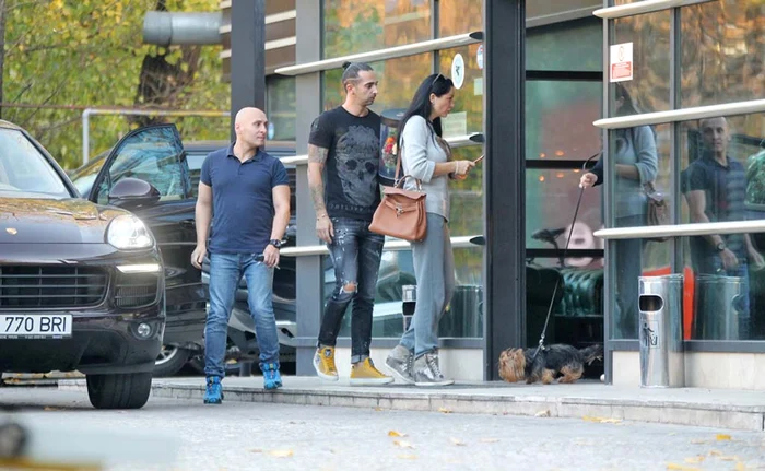 
    Frumoasa brunetă  și iubitul ei s-au  asociat în afacerea  cu haine    