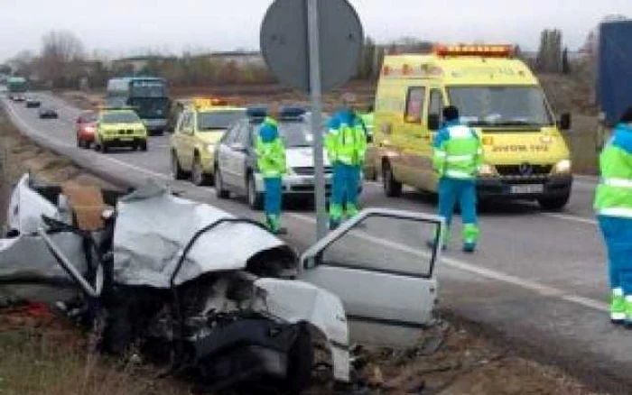 Zece români au fost răniţi în urma unui accident de microbuz în sud-vestul Ungariei