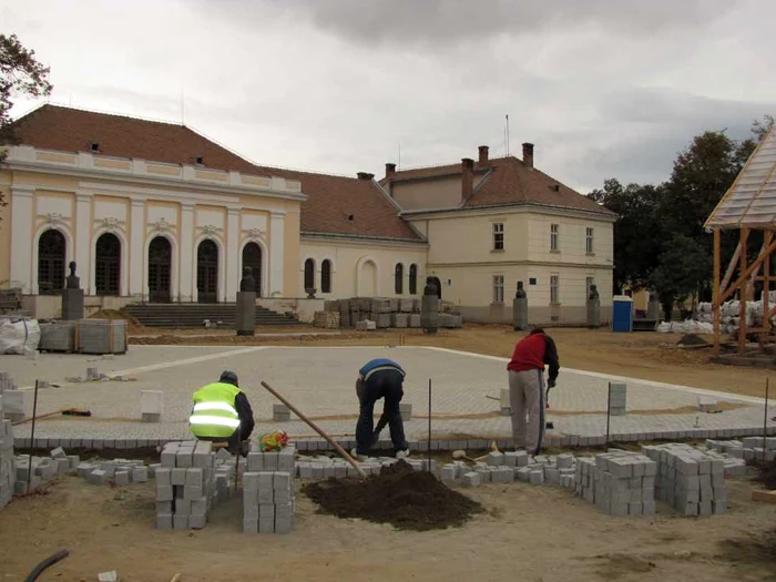 Lucrări de pavare în zona Custozza