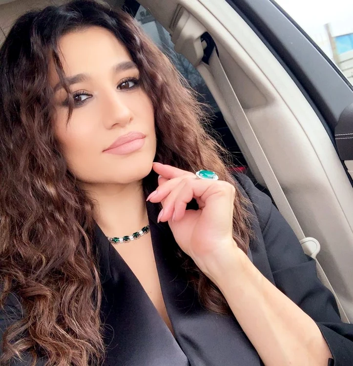 
    Claudia Pătrăşcanu este conştiincioasă şi îşi face toate exerciţiile de fitness acasăFoto: arhivă personală  