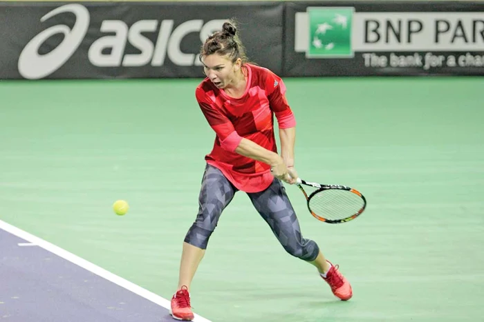 
    Simona Halep  se antrenează la  intensitate normală  
