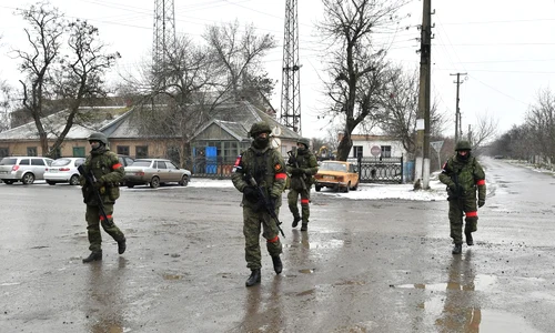 Soldați ruși patrulează străzile din Zaporojie FOTO Profimedia 