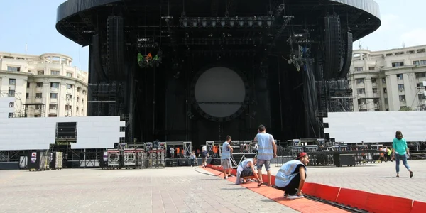 Ultimele pregătiri pentru mult aşteptatul concert din Piaţa Constituţiei de miercuri
