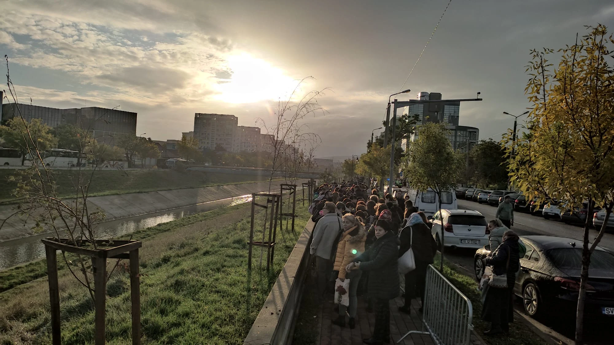 Coadă kilometrică la racla Sfintei Parascheva. Cât așteaptă pelerinii pentru a se închina