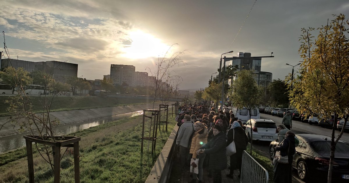 Zeci de mii de pelerini la racla Sfintei Parascheva în Iași