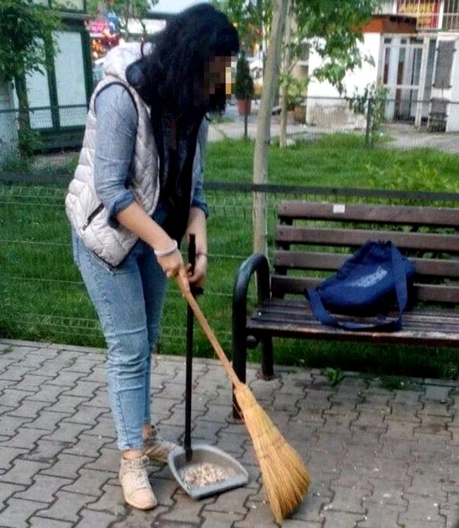 
    Tânăra a acceptat să dea cu mătura unde a făcut mizerie ca să nu fie amendată  