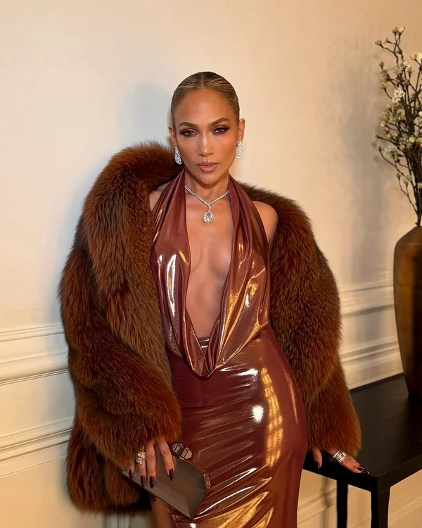 Jennifer Lopez, într-o rochie decoltată cărămizie cu o blană maro pe deasupra