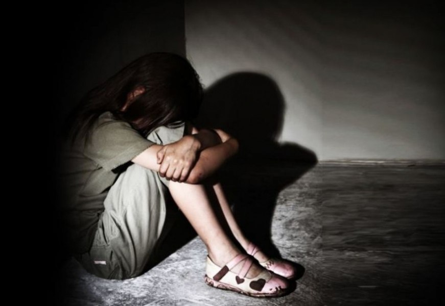 Închisoare pentru mama din Suceava care și-a agresat sexual copiii și i-a trimis la cerșit