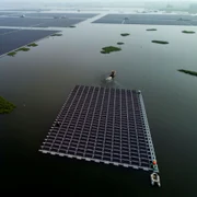 O barcă trage un grup de panouri solare care urmează să fie conectate la proiectul unei ferme solare plutitoare construit de compania de Sungrow Power Supply pe un lac în Huainan provincia Anhui China FOTO Guliver / Getty Images / Kevin Frayer