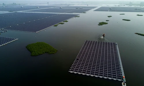 O barcă trage un grup de panouri solare care urmează să fie conectate la proiectul unei ferme solare plutitoare construit de compania de Sungrow Power Supply pe un lac în Huainan provincia Anhui China FOTO Guliver / Getty Images / Kevin Frayer