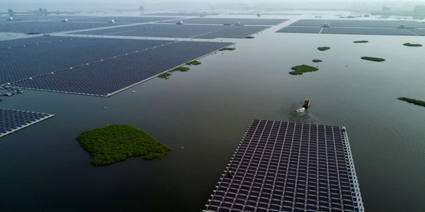 O barcă trage un grup de panouri solare care urmează să fie conectate la proiectul unei ferme solare plutitoare construit de compania de Sungrow Power Supply pe un lac în Huainan provincia Anhui China FOTO Guliver / Getty Images / Kevin Frayer