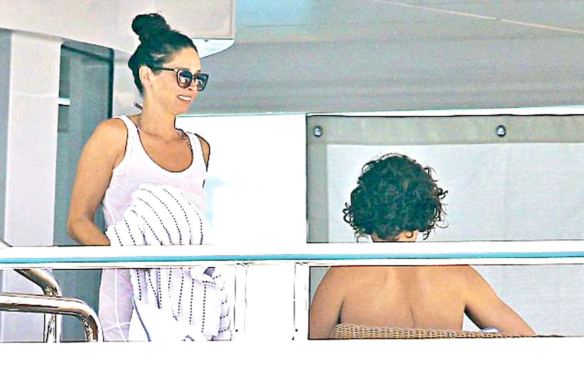 Bloom se distrează  cu Erica Packer  în Formentera