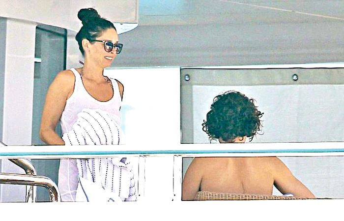 Bloom se distrează  cu Erica Packer  în Formentera