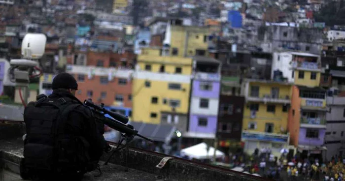 Imagini cu poliţia care a preluat controlul asupra celei mai mari mahalale din Rio de Janeiro(Rocinha), ocupată timp de decenii de traficanţii de droguri  FOTO Reuters
