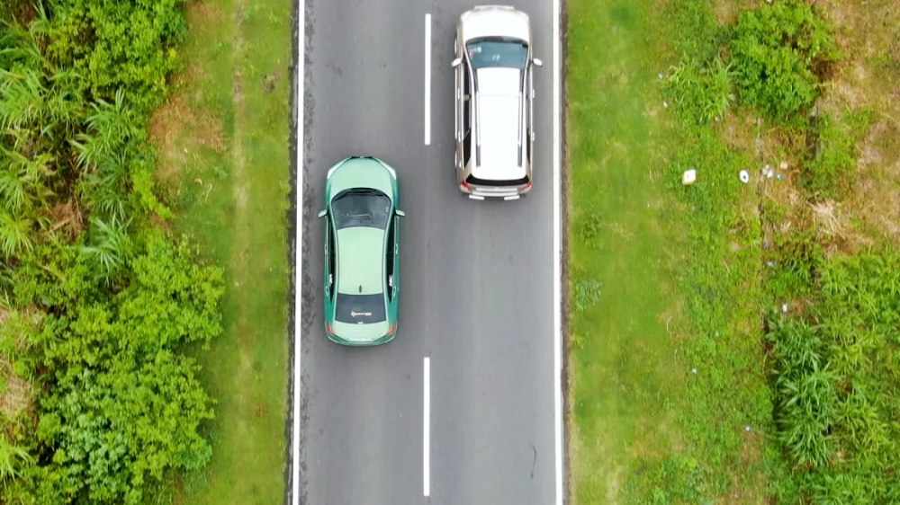 Mit sau realitate: Ești obligat să lași alt șofer să intre pe banda ta dacă semnalizează? Ce spune Codul Rutier