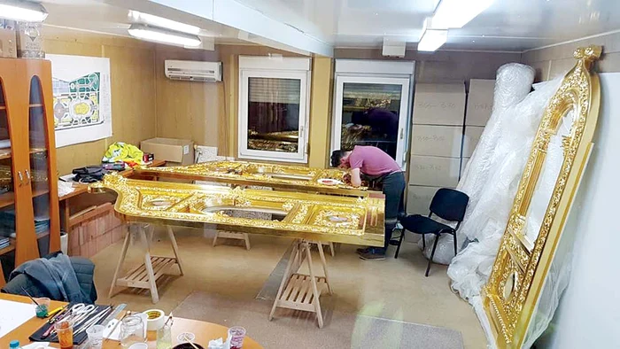 Uşile altarului necesită multă migală