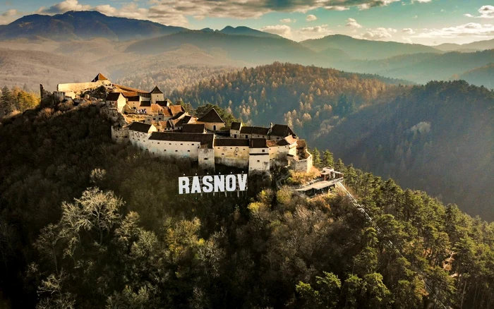 Cetatea Râșnov: Sursa Orașul Râșnov Facebook .