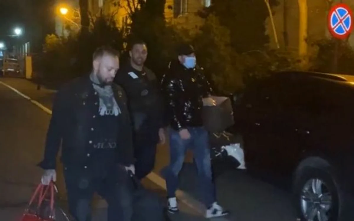 
    Alex Bodi a fost așteptat de un prieten la ieșirea din Penitenciarul de Maximă Siguranță Craiovafoto: captură video/Adevărul  
