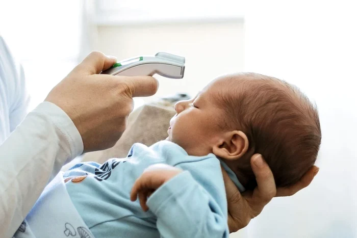 Bebelușii, cei mai vulnerabili la deshidratare. Care sunt cauzele și simptomele și ce trebuie să facă părinții