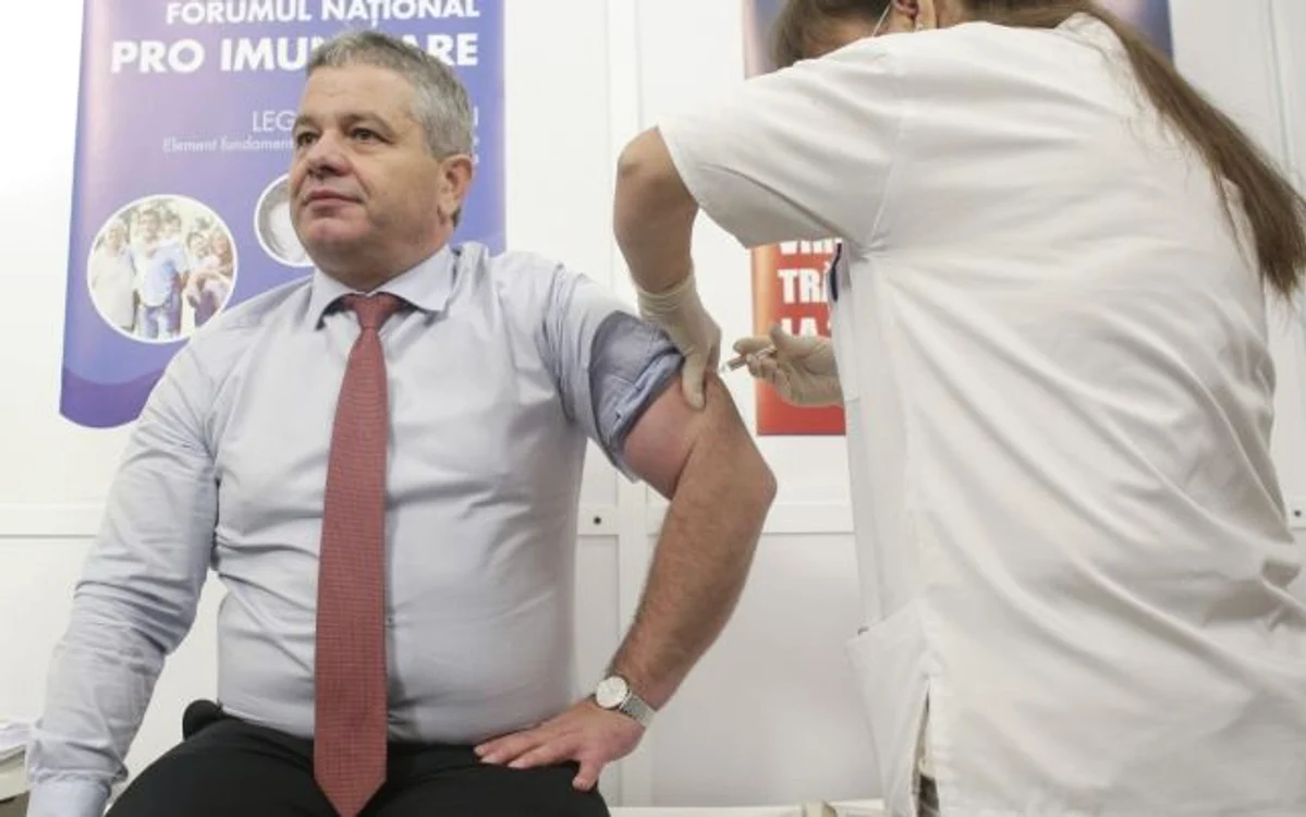 Florian Bodog, în timp ce i se făcea un vaccin FOTO Inquam Photos / Octav Ganea