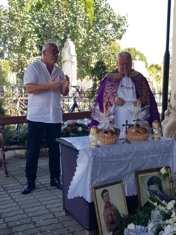 Prietenul Marius Chiriță alături de preot FOTO Claudia Untaru 