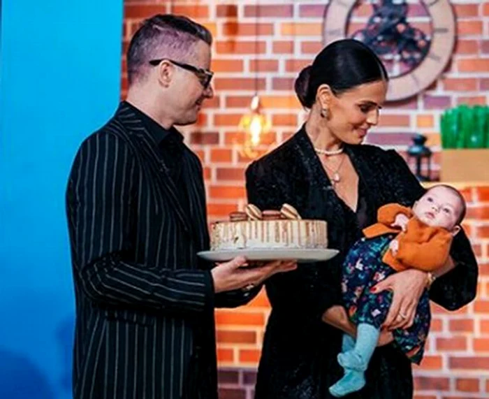 
    Aşa arată lumânarea de botez a fetiţei Ancăi SereaFoto: arhivă personală  