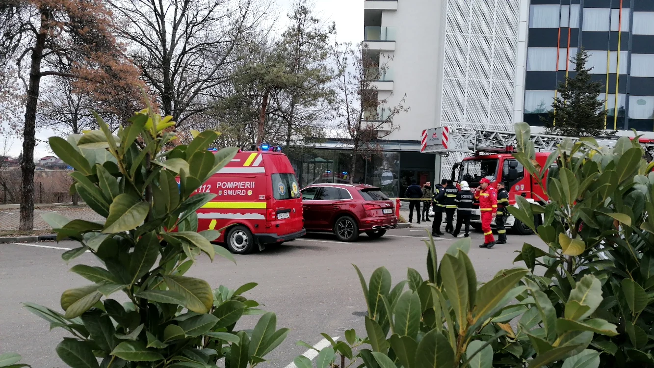Pompierii au coborât trupul bărbatului de pe acoperiș FOTO: A.M.