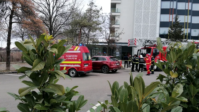 Pompierii au coborât trupul bărbatului de pe acoperiș FOTO: A.M.