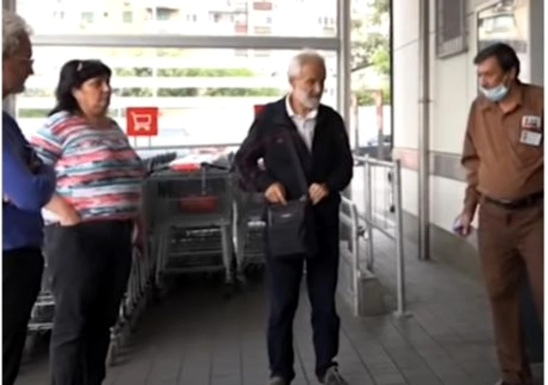 Tiberiu Galamboş (stânga), alături de soții Adamescu, „negociază” cu agentul de pază al magazinului