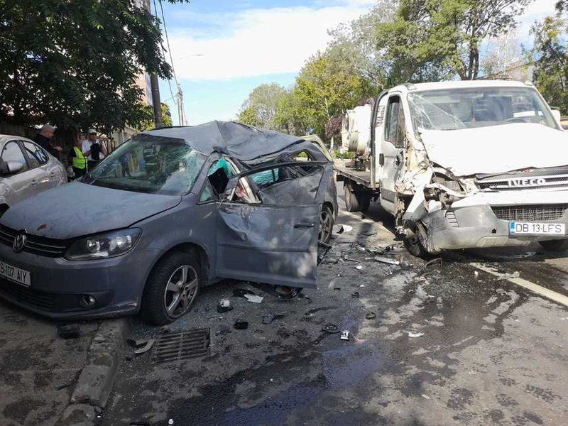 Două persoane au fost rănite într-un accident cu patru maşini, pe Şoseaua Fundeni din Capitală