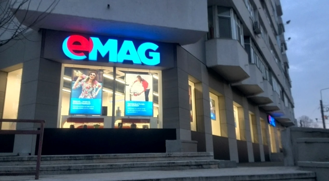
    Magazinul eMag, aflat pe Bd.Tomis, din Constanța a fost spart de hoți   