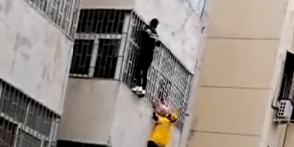 un curier din china a salvat un copil care era sa cada de la un balcon foto captura video