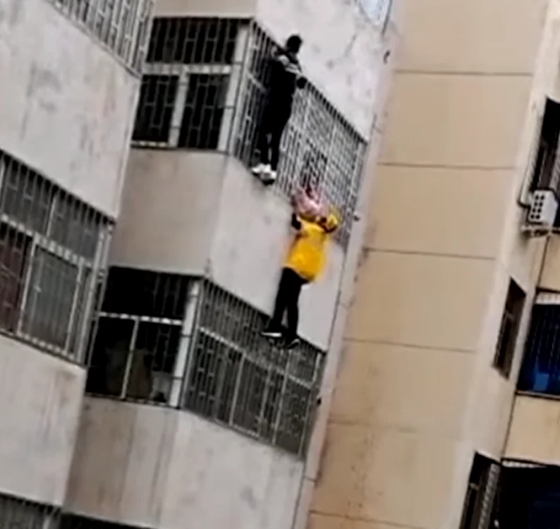 Gestul eroic al bărbatului a câştigat respectul celor care au văzut isprava, filmată de un martor. Foto: Captură video