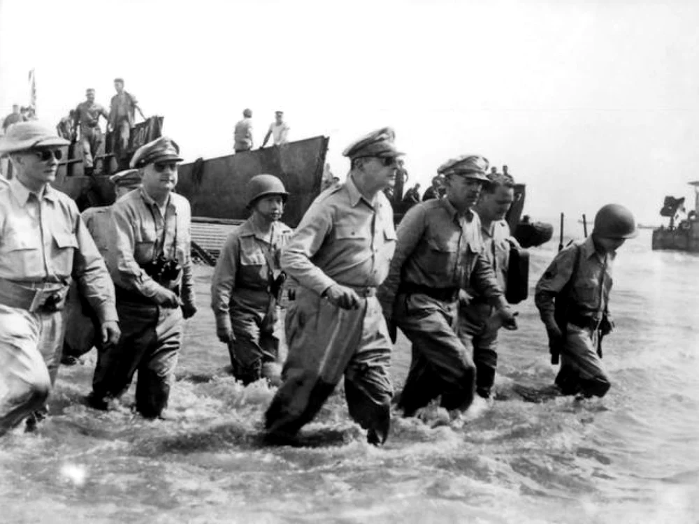 Generalul MacArthur eliberându-l în 1945 pe nou-născutul Duterte de sub jugul japonez (în poză apare şi respectuosul preşedinte filipinez Sergio Osmeña)